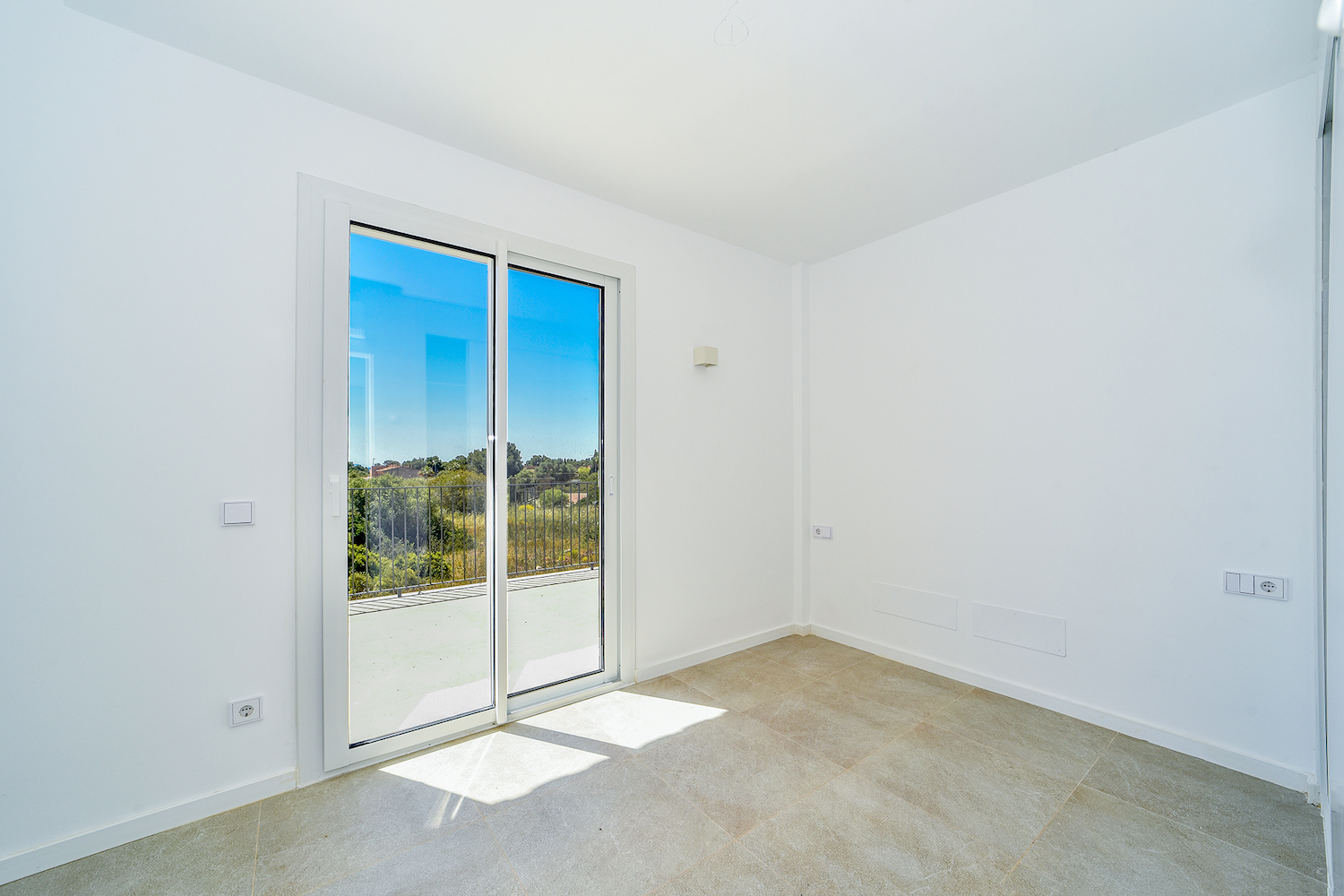 Bedroom with direct terrace access and pleasant views over the green surroundings