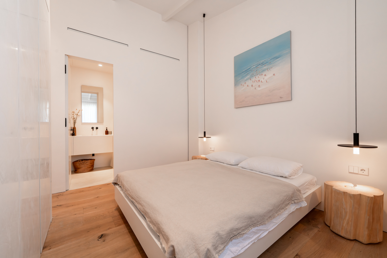 Bedroom with bath en suite