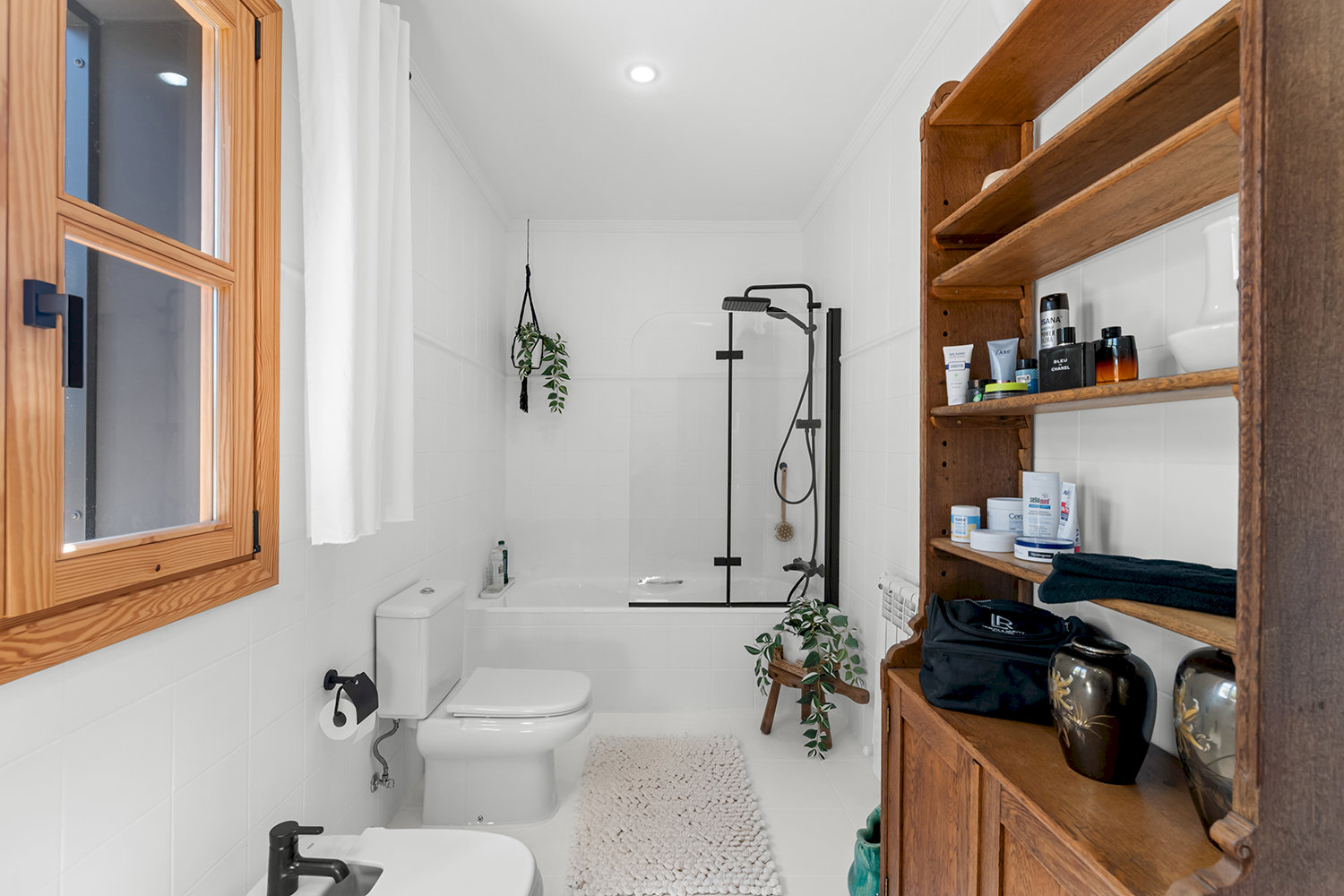 One of 2 bathrooms