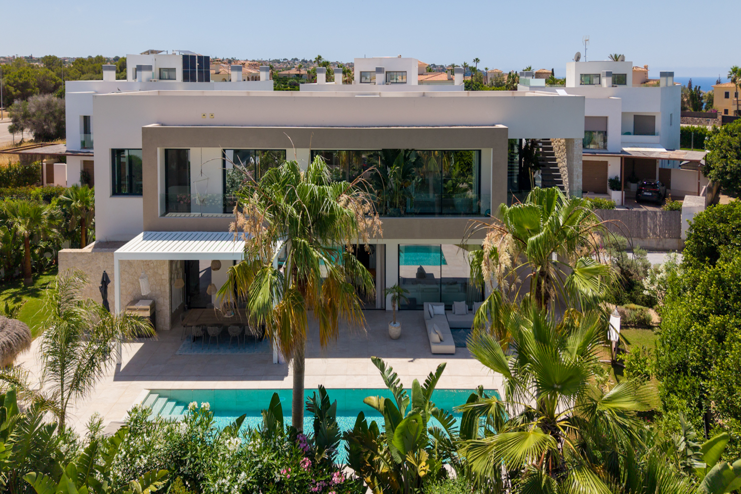 Modern, high quality villa