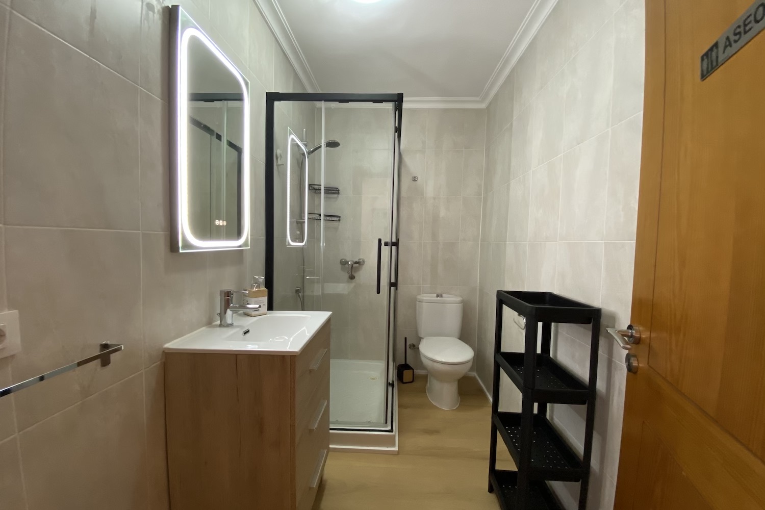 One of 2 bathrooms
