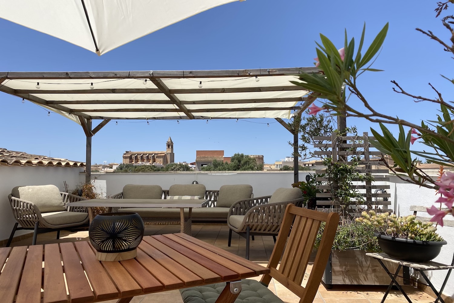 Beautiful, light-flooded apartment with private roof terrace in Santanyi