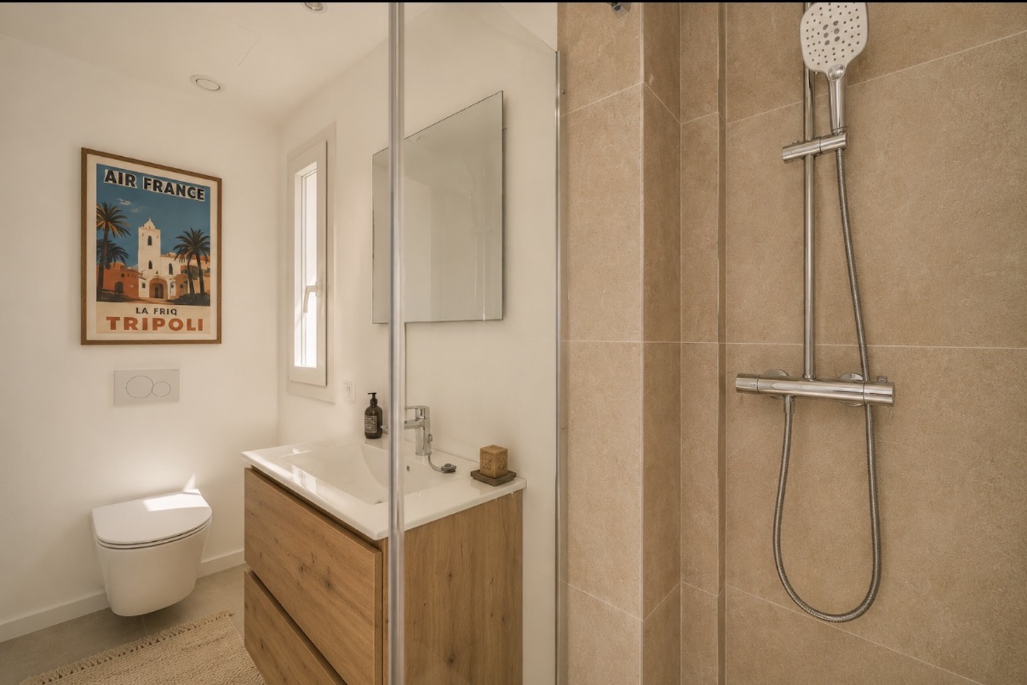Modern bathroom with walk-in shower, natural light and a functional layout