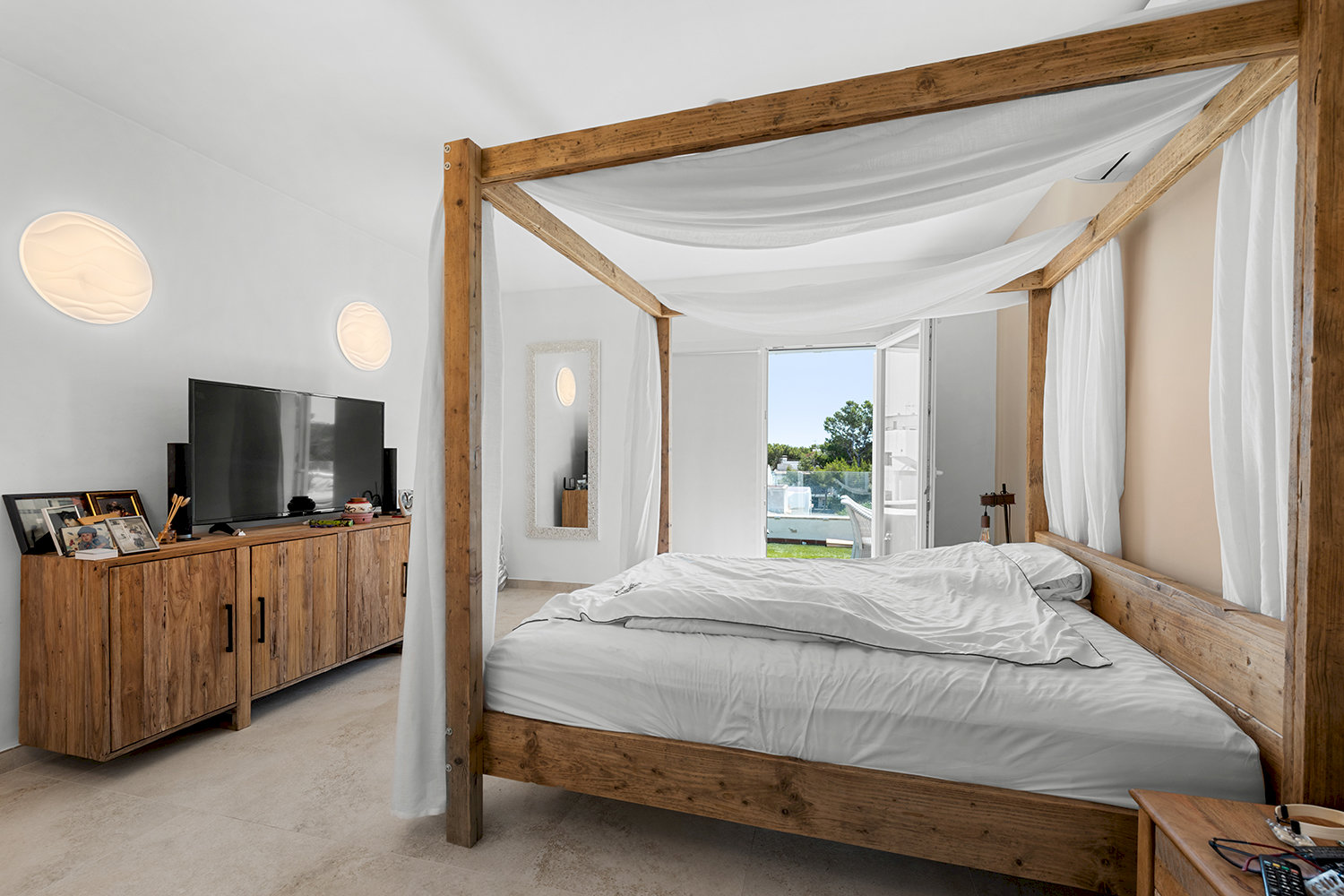 Bedroom with terrace access
