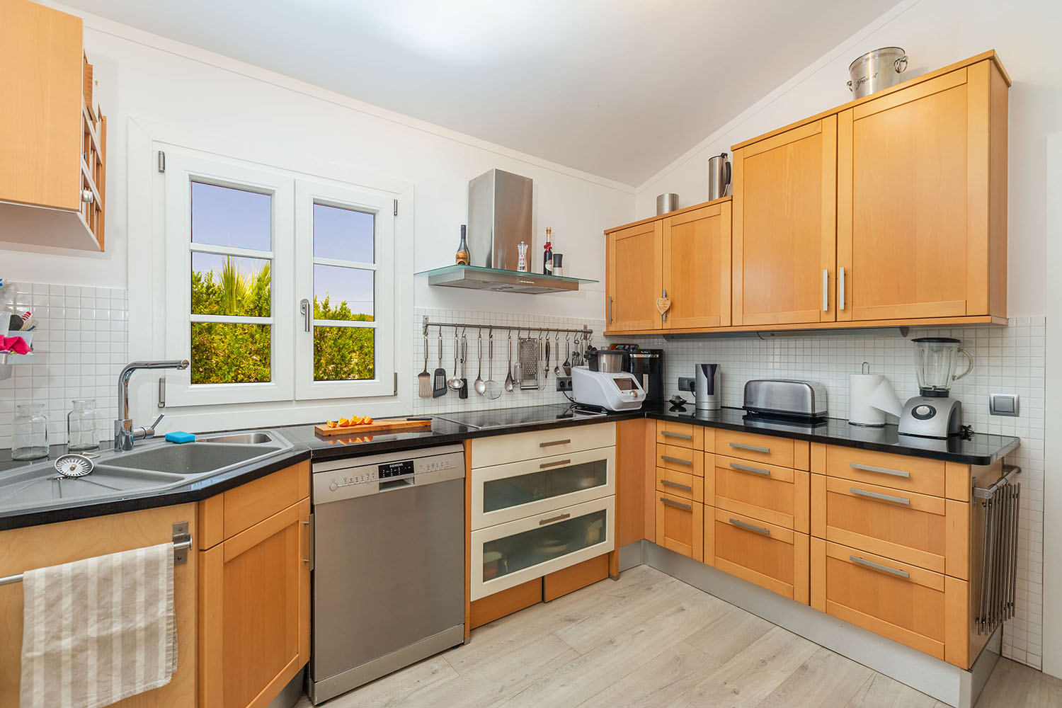 27516-villa-mit-pool-costa-de-la-calma-mallorca-f