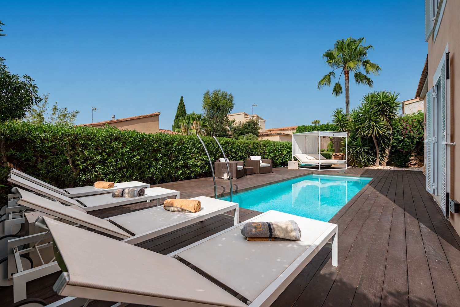 Pool area wit sun terrace