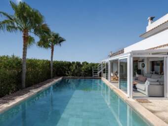 Sunny villa complex with a private pool, ocean views, a rooftop terrace, and a tourism license in Cala Murada