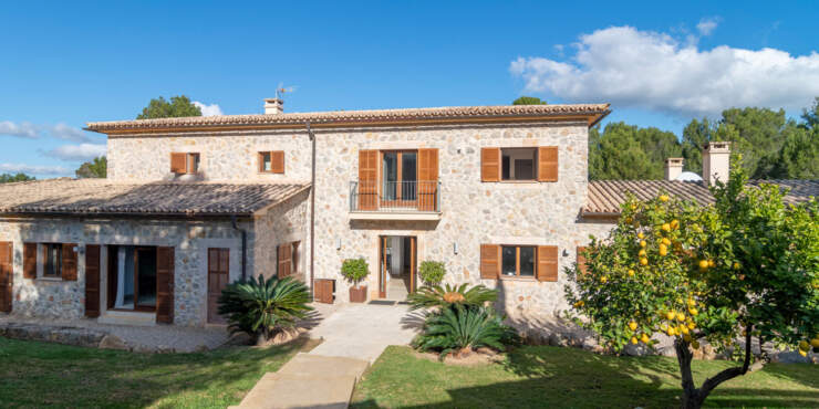 Finca-style villa in exclusive neighbourhood with absolute privacy