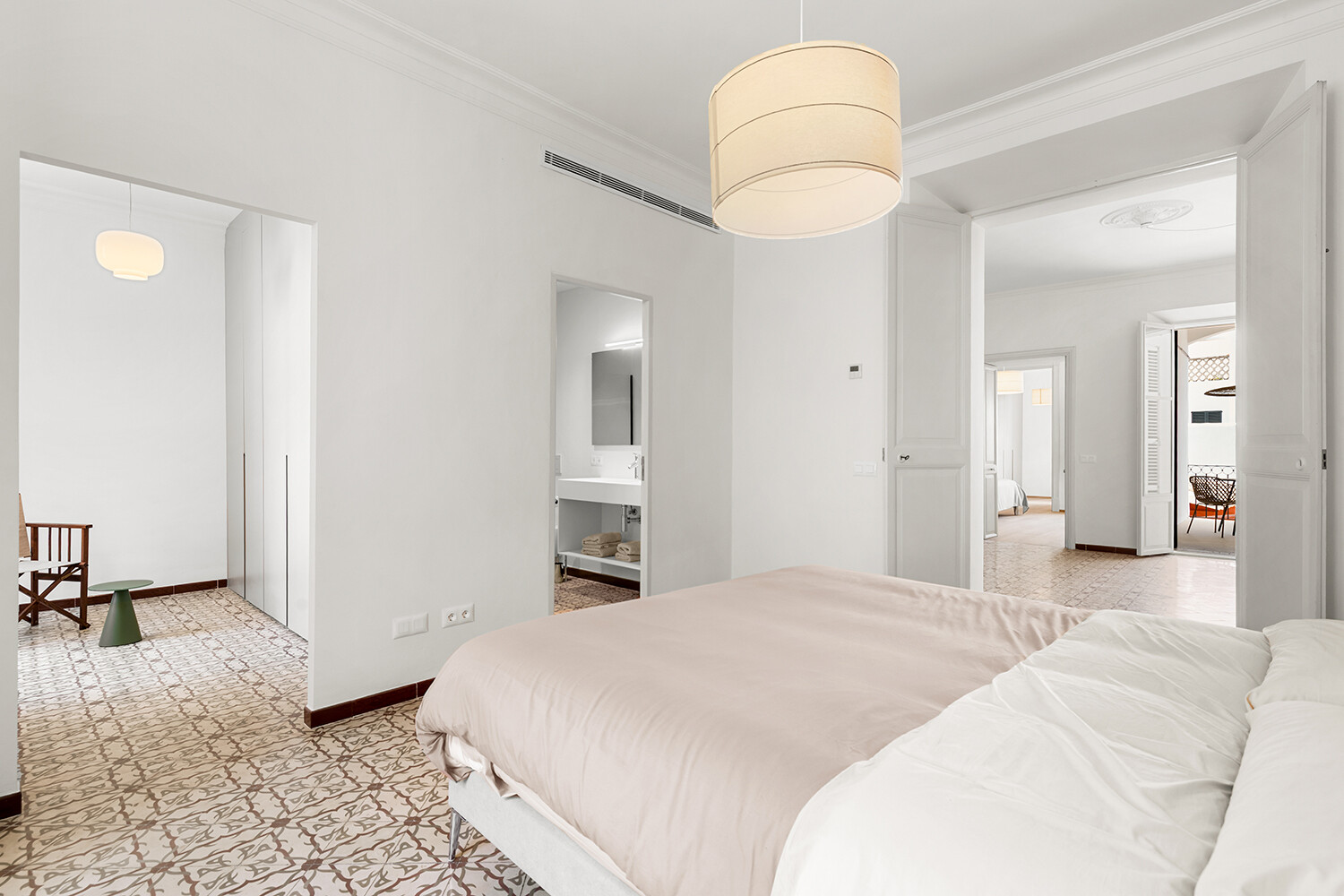 Spacious bedroom with en-suite bathroom and traditional hydraulic flooring