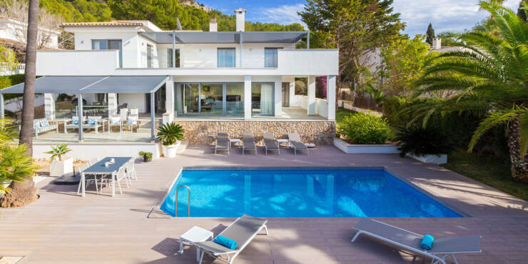 Exclusive villa in top location – Peace, privacy, and proximity to golf courses