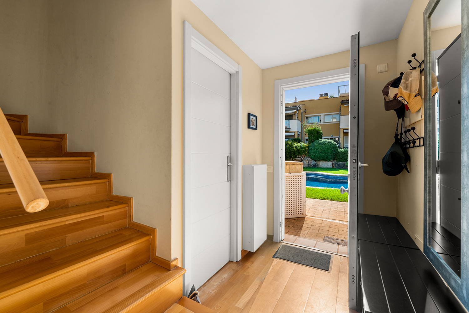doppelhaus-son-veri-nou-modern-gemeinschaftspool-3