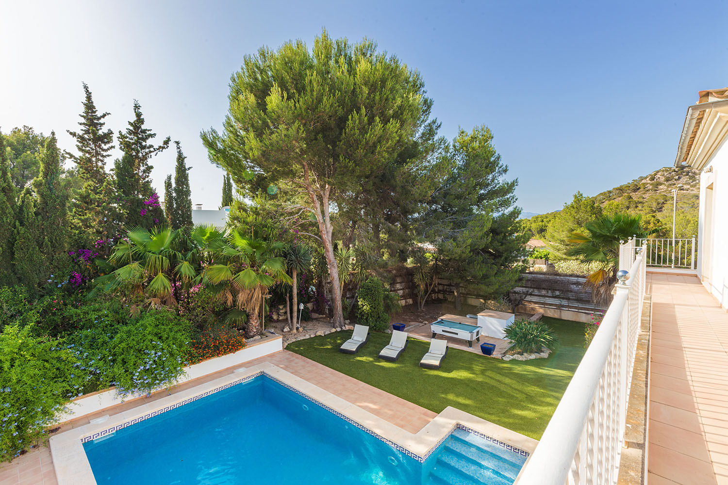 Fully renovated family villa in a prestigious residential location - 1