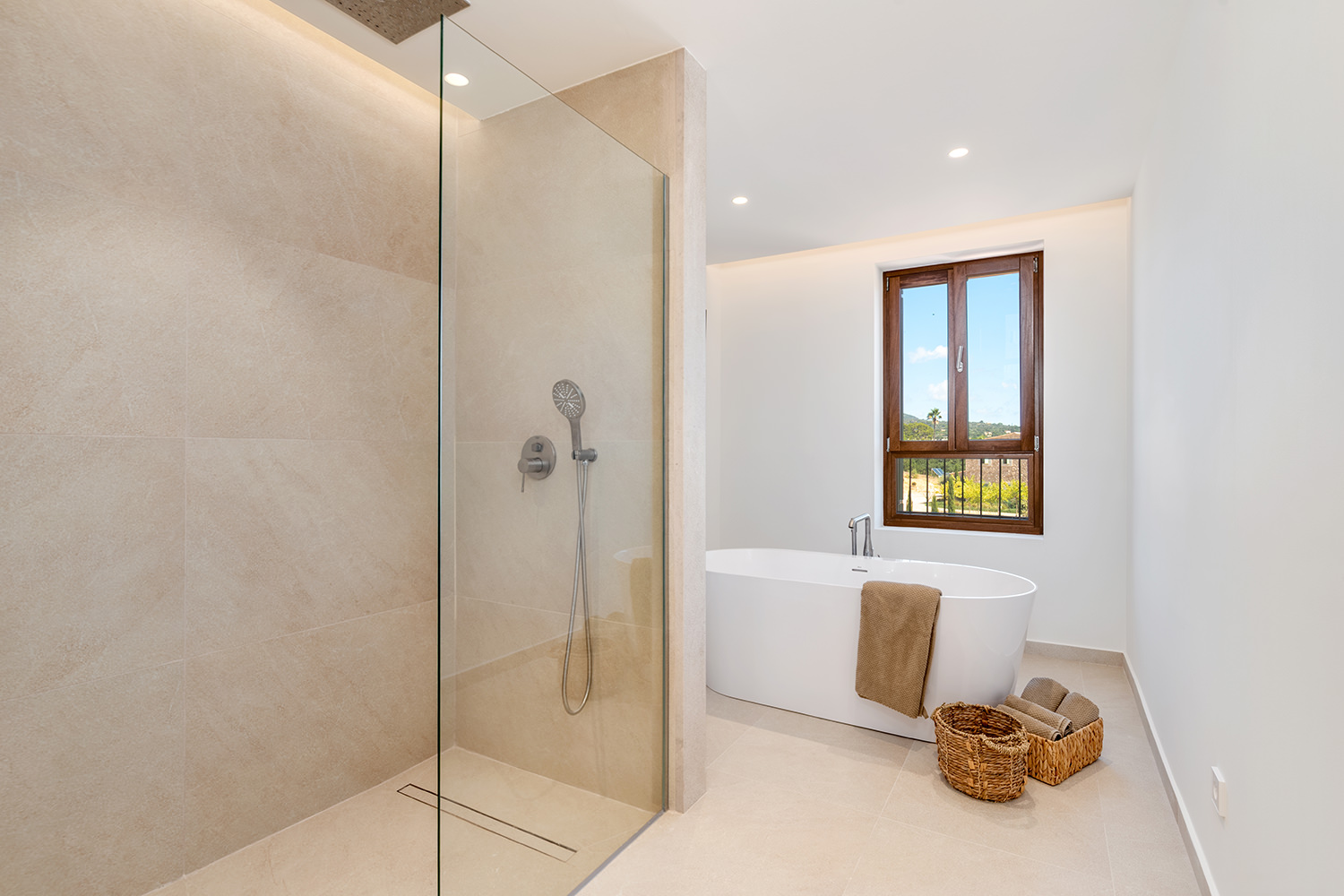 One of 5 bathrooms