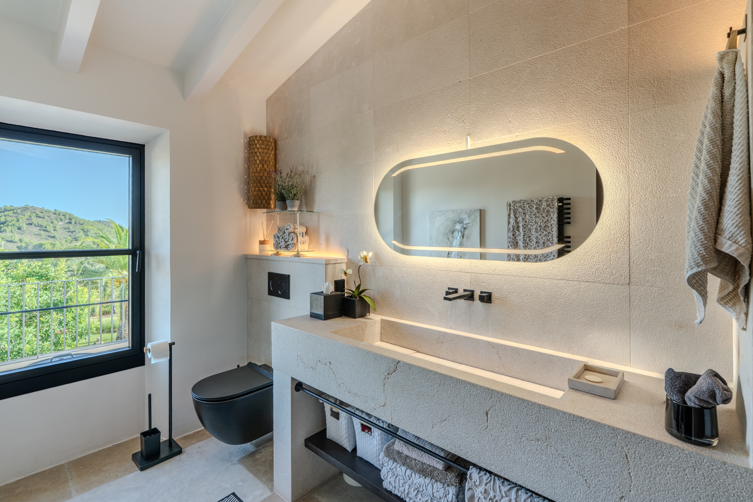 One of 5 bathrooms