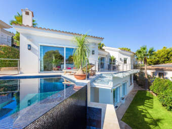 Luxurious sea view villa close to the harbour and golf course
