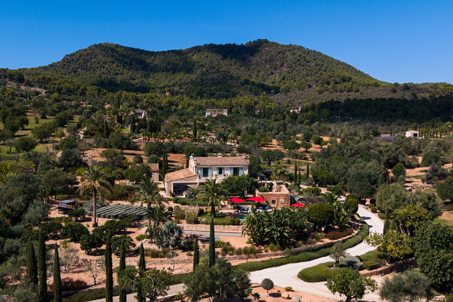 Exclusive finca with mountain views and a picturesque private garden near the Vall d'Or Golf Course