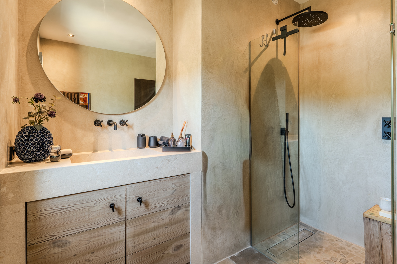 One of 5 bathrooms