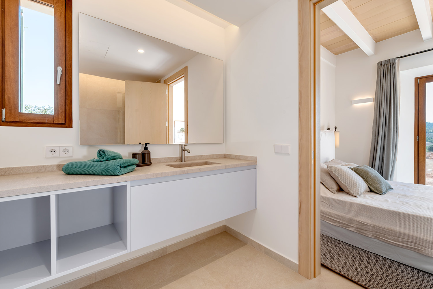 One of 5 bathrooms
